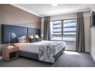 Unit with Parking and Gym, Near Trains and Shops Apartment, Sydney - 3