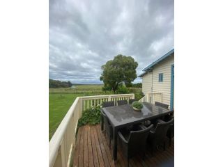 1 bedroom cottage on acreage with ocean views Guest house, Victoria - 1