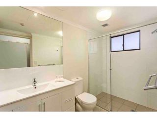Hotel style 1 bed unit with pool access Apartment, Townsville - 3