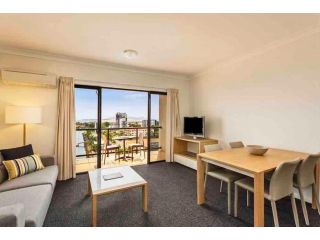 Hotel style 1 bed unit with pool access Apartment, Townsville - 2