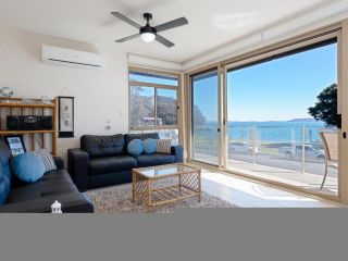 1 'Little Hut', 20 Kurrawa Close - Spectacular Water Views, NBN & Air Conditioned Apartment, Nelson Bay - 4