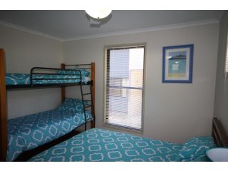 1 Naiad Court - Lowset family home with swimming pool and covered deck. Pet friendly Guest house, Rainbow Beach - 2