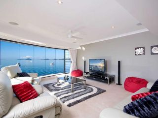 1 'Seaside Splendour' 137 Soldiers Point Road - beautiful unit on the waterfront Apartment, Salamander Bay - 3
