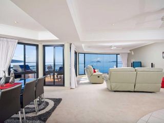 1 'Seaside Splendour' 137 Soldiers Point Road - beautiful unit on the waterfront Apartment, Salamander Bay - 4