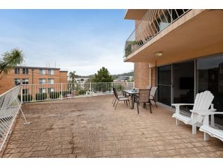 1 'Thurlow Lodge', 6 Thurlow Avenue - air conditioned & pool in the heart of town Apartment, Nelson Bay - 4