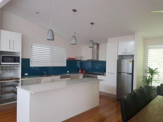 10 Double Island Drive - Modern family home, centrally located, swimming pool & outdoor area Guest house, Rainbow Beach - 5