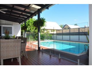 10 Double Island Drive - Modern family home, centrally located, swimming pool & outdoor area Guest house, Rainbow Beach - 1