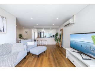 103 The Shoal 6 to 8 Bullecourt St fabulous apartment with a lift air conditioning and WiFi Apartment, Shoal Bay - 3