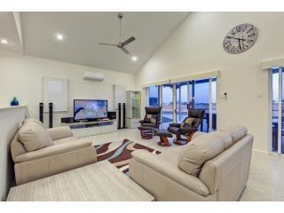 11 Kestrel Place - PRIVATE JETTY Guest house, Exmouth - 1