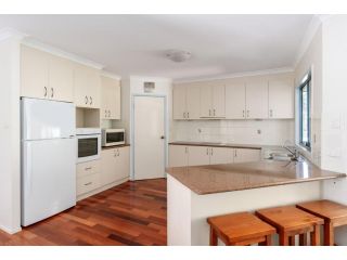 12 Ibis Court - Highset beach house with natural bushland gardens and covered decks Guest house, Rainbow Beach - 3