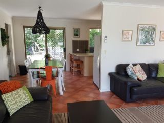 13 Coora Court - Sleeps 6, pool, air con, pets Guest house, Rainbow Beach - 1