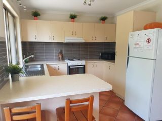 13 Coora Court - Sleeps 6, pool, air con, pets Guest house, Rainbow Beach - 5