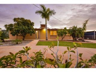 13 Grenadier Street - Shady Haven with a Large Outdoor Entertaining Area Guest house, Exmouth - 2