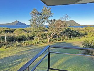 14 'Intrepid', 3 Intrepid Close - Unlimited magnificent water views Apartment, Shoal Bay - 2