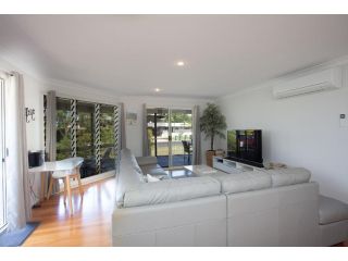 14 Zircon Street - Centrally located family home with covered deck, close to patrolled beach & shops Guest house, Rainbow Beach - 3