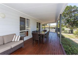 14 Zircon Street - Centrally located family home with covered deck, close to patrolled beach & shops Guest house, Rainbow Beach - 2