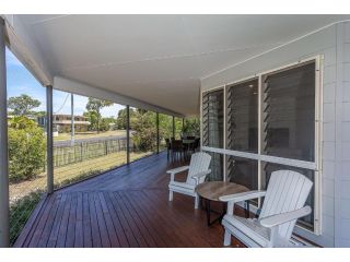 14 Zircon Street - Centrally located family home with covered deck, close to patrolled beach & shops Guest house, Rainbow Beach - 1
