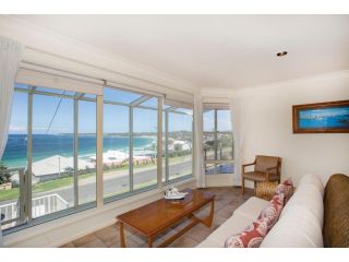 143 Mitchell Pde - Magnificent Outlook Apartment, Mollymook - 4