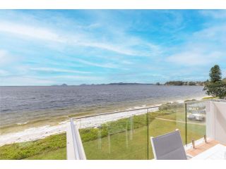 15 'Harbourside' 3-7 Soldiers Point Road - right on the waterfront Apartment, Soldiers Point - 4