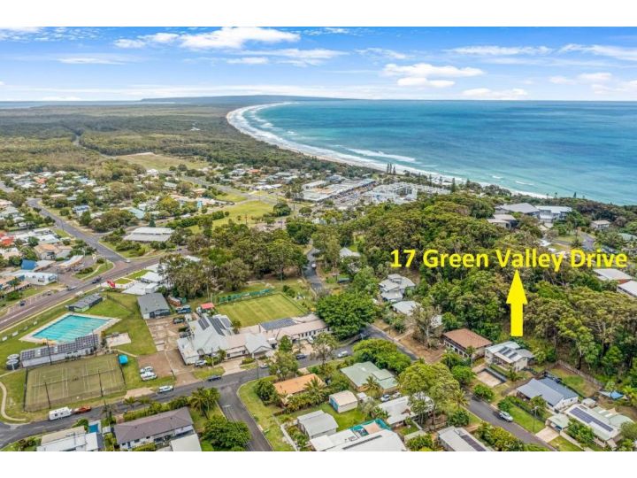 17 Green Valley Drive - Rainbow Beach - Jabulani - walk to beach and shops - open plan - outdoor entertainment area Guest house, Rainbow Beach - imaginea 3