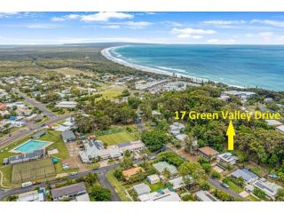 17 Green Valley Drive - Rainbow Beach - Jabulani - walk to beach and shops - open plan - outdoor entertainment area Guest house, Rainbow Beach - 3