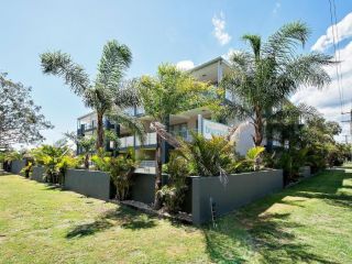18 'Shoal Bay Beach Apartments' - fantastic air conditioned unit with a pool & lift Apartment, Nelson Bay - 1