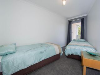 18 'Shoal Bay Beach Apartments' - fantastic air conditioned unit with a pool & lift Apartment, Nelson Bay - 3