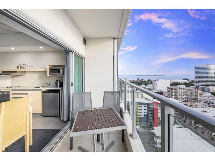 &#x27;18th in the Clouds&#x27; CBD Resort Living with Pool Apartment, Darwin - imaginea 1