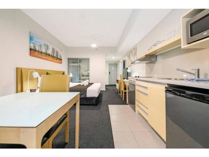 &#x27;18th in the Clouds&#x27; CBD Resort Living with Pool Apartment, Darwin - imaginea 7