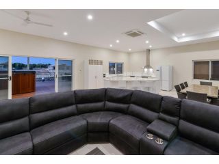 19 Corella Court - Spacious deck with swim spa Guest house, Exmouth - 5