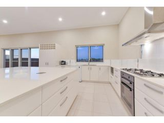 19 Corella Court - Spacious deck with swim spa Guest house, Exmouth - 4