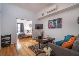 19 Jumping on James St Northbridage + parking sleeps 2 + pool Apartment, Australia - 4