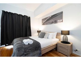 19 Jumping on James St Northbridage + parking sleeps 2 + pool Apartment, Australia - 3