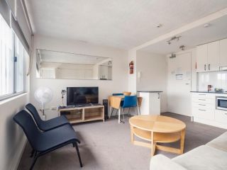 1BR Studio near the Beach with Rooftop Pool Apartment, Sydney - 4