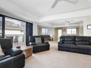 2/137 Soldiers Point Road - luxury unit on the waterfront with aircon and free unlimited Wi Fi Guest house, Salamander Bay - 4