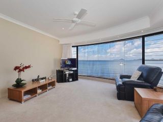 2/137 Soldiers Point Road - luxury unit on the waterfront with aircon and free unlimited Wi Fi Guest house, Salamander Bay - 1