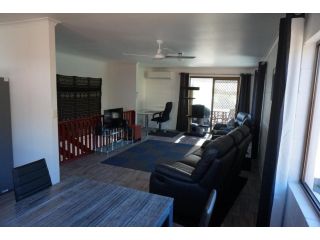 2-29 Rumbalara Avenue - Rainbow Beach, Bring your dog or your cat or bring both, Free Wi-Fi Guest house, Rainbow Beach - 2