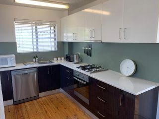 2 Bed Bar Beach Apartment - stroll to beach & cafes, supermarket apartment number 6 Apartment, Newcastle - 2