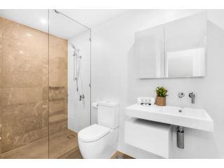 2-Bed Beach Apartment with Pool, Parking & Balcony Apartment, Gold Coast - 3
