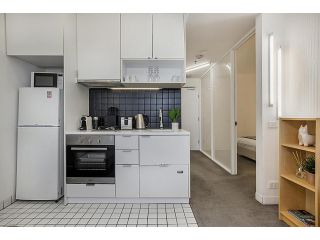 2-Bed Unit Metres from CBD Malls, Dining & Sights Apartment, Melbourne - 5