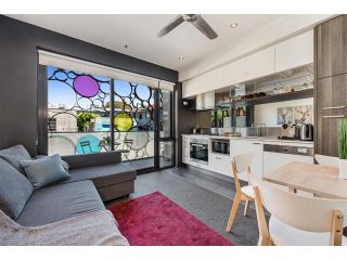 2-Bed Unit with Balcony near St Kilda Beach Apartment, Melbourne - 1