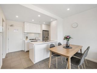 2-Bed Unit with Parking, Balcony and Pool near CBD Apartment, Melbourne - 3
