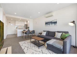 2-Bed Unit with Parking, Balcony and Pool near CBD Apartment, Melbourne - 1