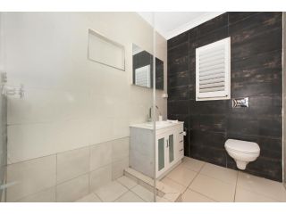 2 bedroom cottage Guest house, Townsville - 5