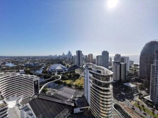 2 Bedroom Luxurious Family Apartment on 40th Floor with AMAZING Ocean Coastline Broadbeach Gold Coast GC40 Apartment, Gold Coast - 3