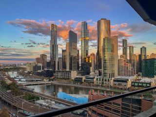 2 Bedroom Apartment with Stunning Views and balcony in Melbourne CBD - Aura Apartment, Melbourne - 2