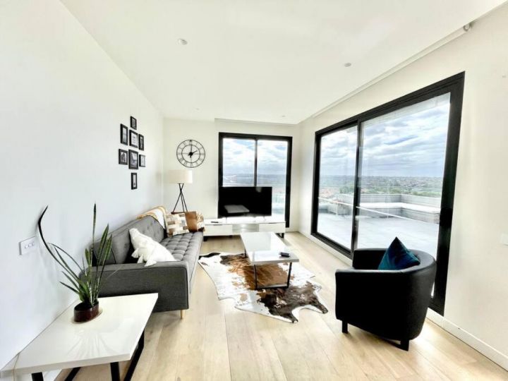 2 Bed 2 Bathroom Penthouse With Amazing Balcony & City Views - Across From Highpoint Apartment, Maribyrnong - imaginea 2