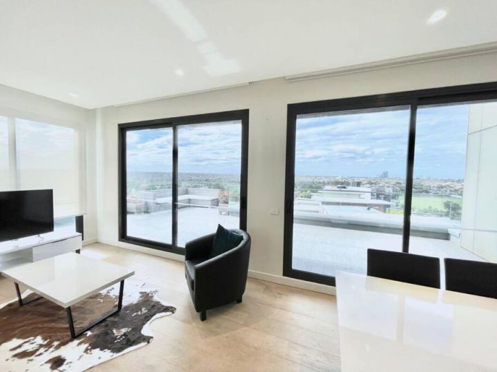 2 Bed 2 Bathroom Penthouse With Amazing Balcony & City Views - Across From Highpoint Apartment, Maribyrnong - imaginea 7