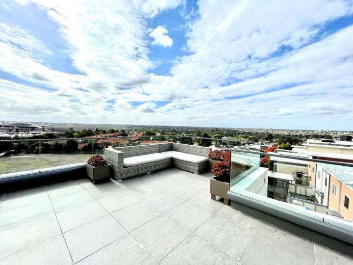 2 Bed 2 Bathroom Penthouse With Amazing Balcony & City Views - Across From Highpoint Apartment, Maribyrnong - imaginea 6