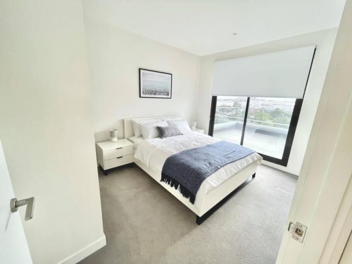 2 Bed 2 Bathroom Penthouse With Amazing Balcony & City Views - Across From Highpoint Apartment, Maribyrnong - imaginea 9